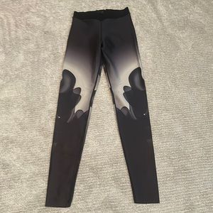 Black and white ultracor leggings with pattern